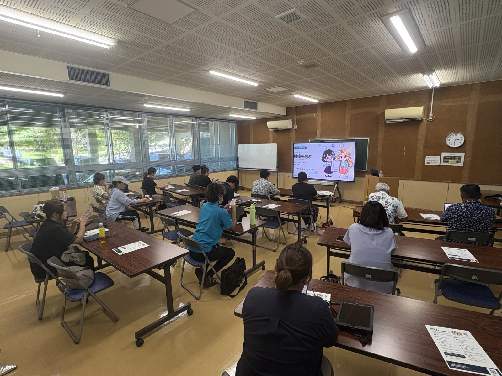 AI秘書構築セミナーで、参加者が自分のスマホやタブレットを使って学ぶ様子